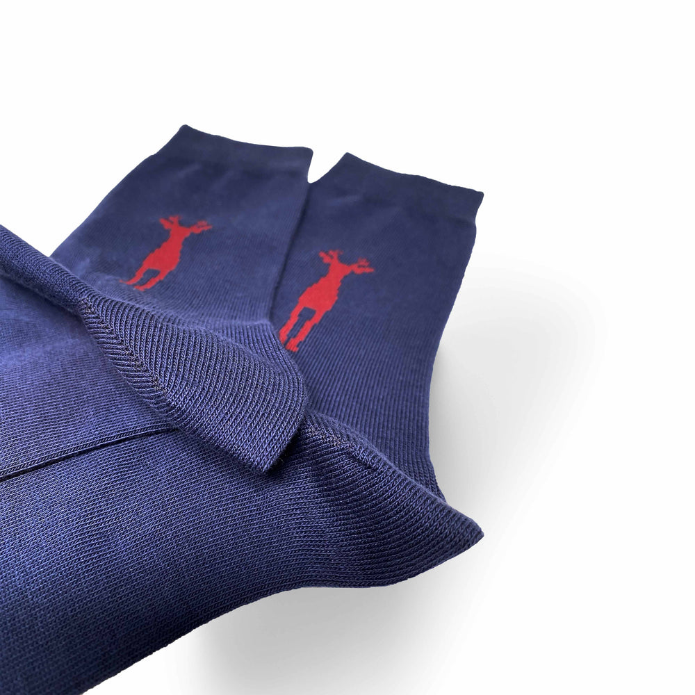 
                  
                    Freisteller von Bockfieber Socken in blau mit rotem Bock. Socken liegen aufeinander.
                  
                