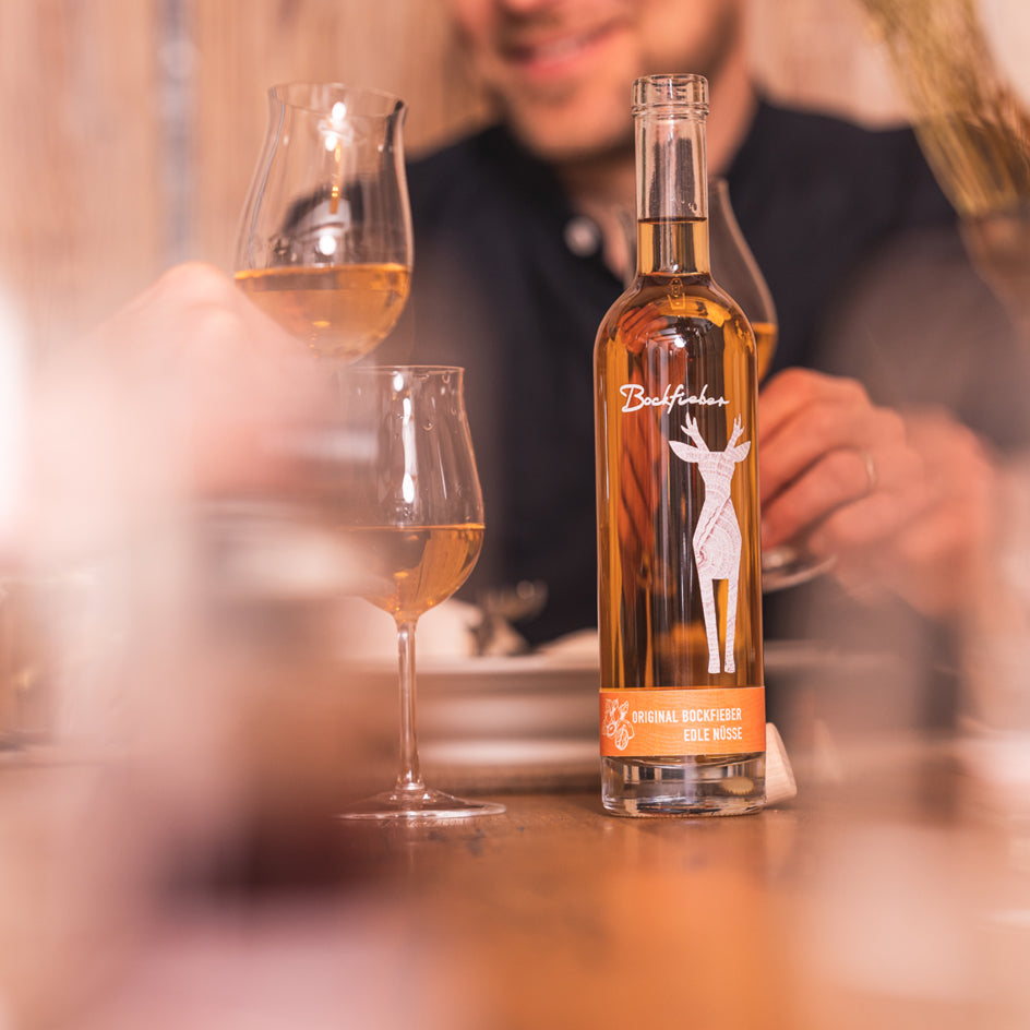 Nusslikör Flasche Gläser Mann